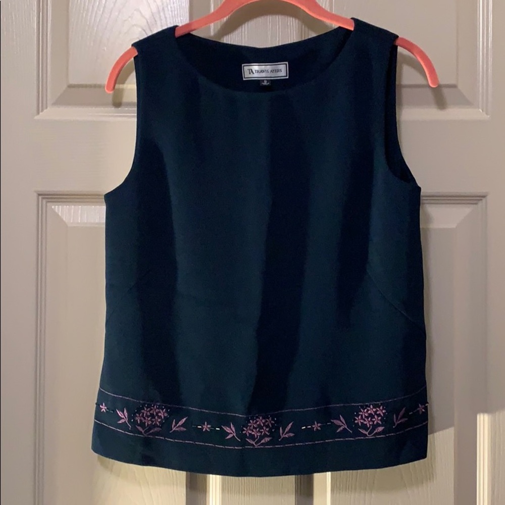 Travis Ayers top